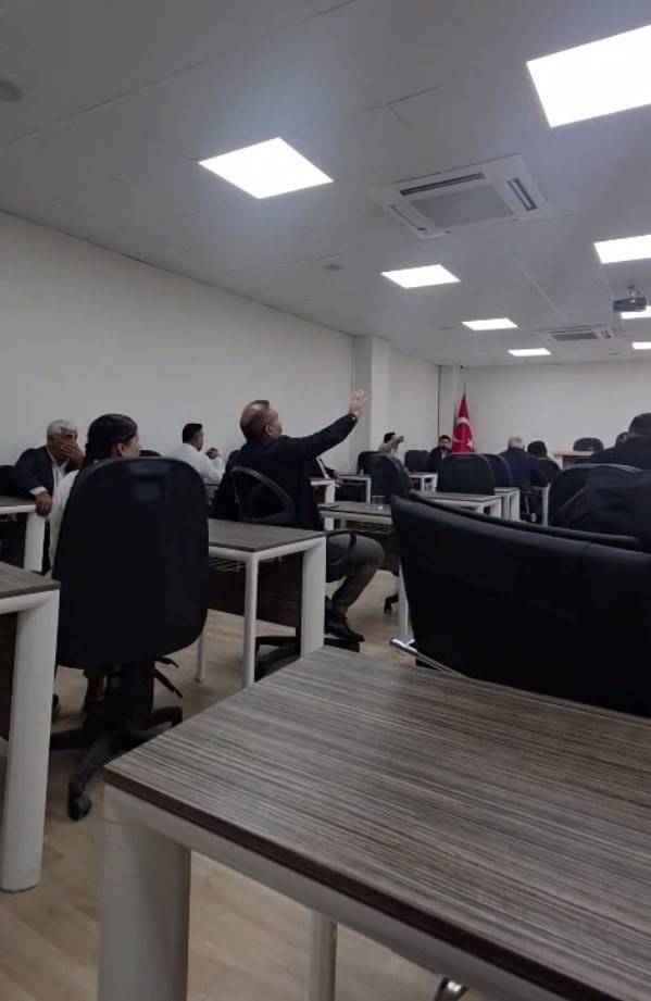 Meclis toplantısına başkan yardımcısına saldırı! 2